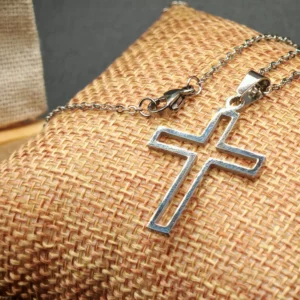 Collier et pendentif avec une petite croix évidée en acier (Copie)