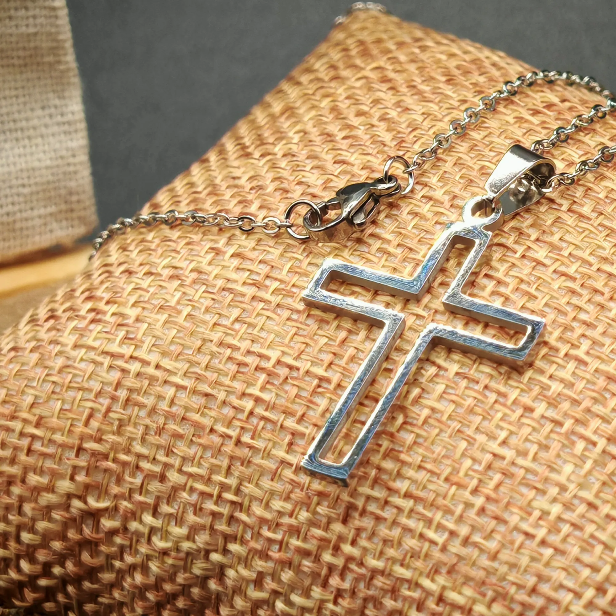 Collier et pendentif avec une petite croix évidée en acier (Copie)